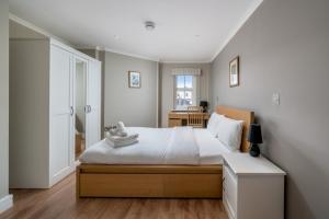 Modern Luxury Apartment, Sleeps Five, Barons Court