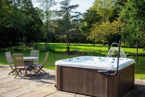 Countryside Retreat packed with Activities Tennis including Hot Tub, BBQ, Darts