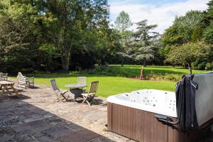 Countryside Retreat packed with Activities Tennis including Hot Tub, BBQ, Darts