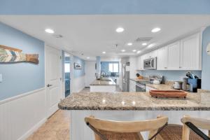 Cozy Coastal Condo with Pool And Stunning Gulf Views