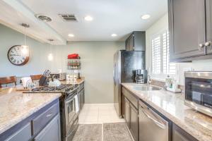 Games, Grill and Golf Course View Palm Desert Gem!