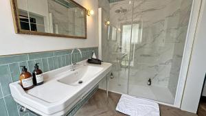 B&B / Chambres d'hotes Le manoir des perrieres : Chambre Familiale 1