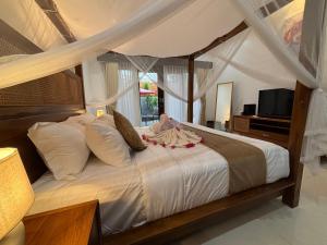 Phòng Có Giường Cỡ King Nhìn Ra Hồ Bơi (King Room with Pool View)