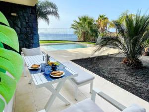 Luxury Oceanview Villa de Nava with heated private pool