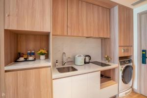 Luxury apt in A la cart residence - walk to Marina beach