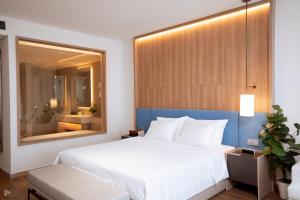 Luxury apt in A la cart residence - walk to Marina beach