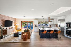 6 BR w Sport Court Pool Playground Hot Tub Arcade