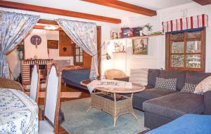 1 Bedroom Awesome Home In Båstad
