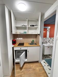 Modern Studio 4 private Kitchenette and Bathroom