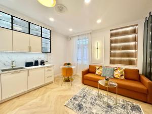 Buda Hill Mini Suite I Self CHKN