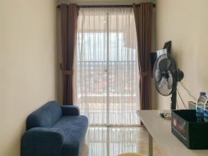 Modern and Comfortable 1BR Apartment Belmont Residence Puri By Travelio