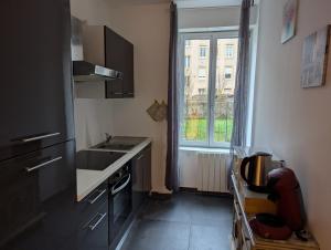 Appartements Le Vauban - appartement 2 chambres, salon, cuisine equipee, parking et wifi gratuit : Appartement 2 Chambres