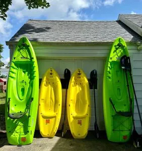 Cheerful 3bd Cape feet from beach, river access - Coventry