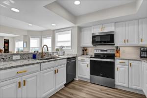 Aqua Vista by Sea Scape Properties