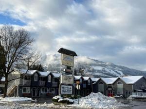 Monashee Lodge