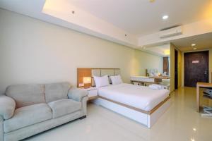 Cozy Living and Spacious Studio at 28th Floor Kemang Village Apartment By Travelio