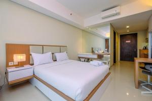 Cozy Living and Spacious Studio at 28th Floor Kemang Village Apartment By Travelio