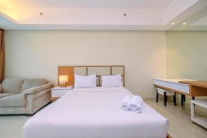 Cozy Living and Spacious Studio at 28th Floor Kemang Village Apartment By Travelio