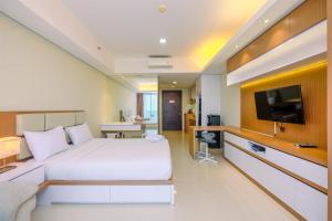 Cozy Living and Spacious Studio at 28th Floor Kemang Village Apartment By Travelio