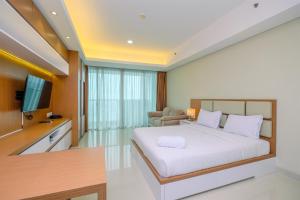 Cozy Living and Spacious Studio at 28th Floor Kemang Village Apartment By Travelio