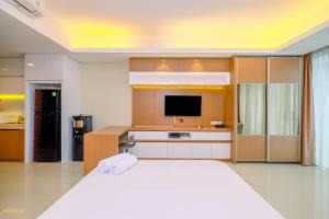 Cozy Living and Spacious Studio at 28th Floor Kemang Village Apartment By Travelio