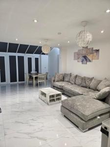A stylish 3 bedroom house or Apartment in Greenhithe - Available for booking as individual Room or as a Whole apartment - 11mins walk to Greenhithe Train Station, 7 mins drive to Bluewater shopping mall