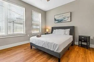 Gracious 2BD 2BA with Beautiful Pool in Fort Worth - 艾索