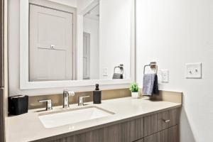 Luxurious New Unit 1Bd1Ba Pool, Golf Sim
