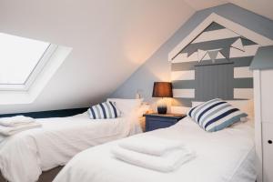 Clifftop Coastal Retreat - Stylish 4-Bed Sea-View Home - Long-Stay Friendly with Great Rates -Families, Pet friendly and Contractors Welcome