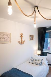 Clifftop Coastal Retreat - Stylish 4-Bed Sea-View Home - Long-Stay Friendly with Great Rates -Families, Pet friendly and Contractors Welcome