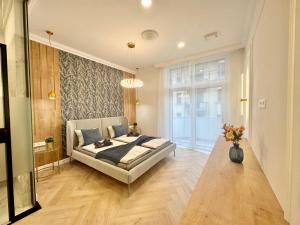 Buda Suite I Hill Charm I 3BDRM I Self CHKN