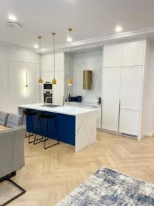 Buda Suite I Hill Charm I 3BDRM I Self CHKN