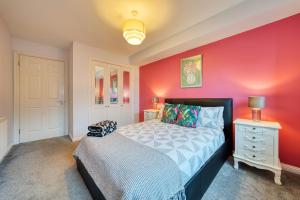 Modern 2 Bed Flat with Free Parking