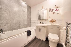 Modern 2 Bed Flat with Free Parking