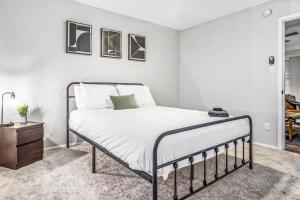 Modern 1BR Retreat Pool 10 Minutes to Austin