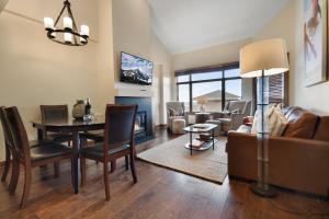 Superior Ski In Ski out, Top floor Penthouse, Pool, Hot Tubs Conde Nast Forbes Award Winner C411