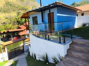 Casa azul - cozinha completa, lareira, vista para as montanhas, bem pertinho do Centro de São Pedro da Serra - Nova Friburgo