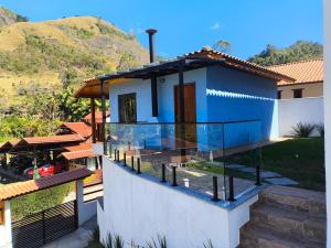 Casa azul - cozinha completa, lareira, vista para as montanhas, bem pertinho do Centro de São Pedro da Serra