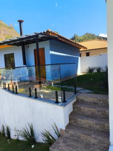 Casa azul - cozinha completa, lareira, vista para as montanhas, bem pertinho do Centro de São Pedro da Serra