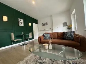 Beautiful Bungalow Awaits Your Short Term Stay - Heaton Chapel Beautiful Bungalow Awaits Your Short Term Stay - Heaton Chapel