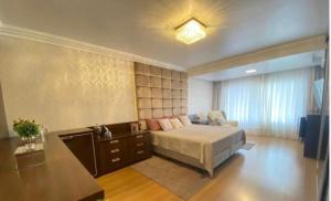 Casa alto padrão, piscina e pracinha na frente