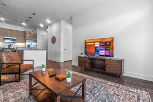 Luxurious New Unit 1Bd1Ba Pool Golf Sim