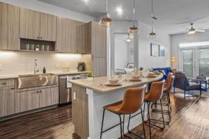 Luxurious New Unit 2Bd2Ba Pool, Golf Sim