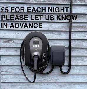 Dog friendly cottage 2 mins to beach with hot tub and Zappi EV