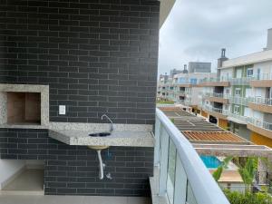 Apartamento em Condomínio Clube frente à praia do Campeche