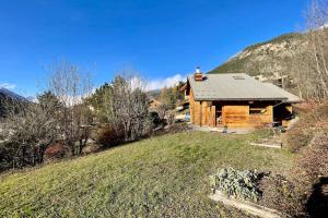 Bright chalet with spacious garden in Briançon