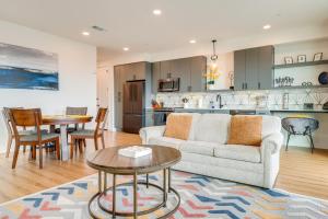 5 Mi to Dtwn Modern Condo in New Braunfels!