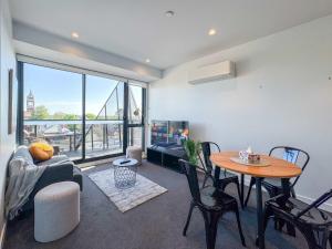 Modern 2B Apt with Views Near Swinburne University