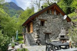 Ursprüngliches Rustico mit Blick auf das Maggiatal - Brontallo