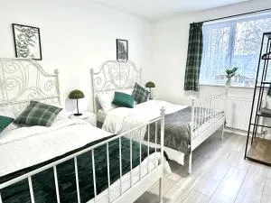 4B4B Entire House Sleeps 11 Driveway Parking near Coventry University and City Centre - Parkside